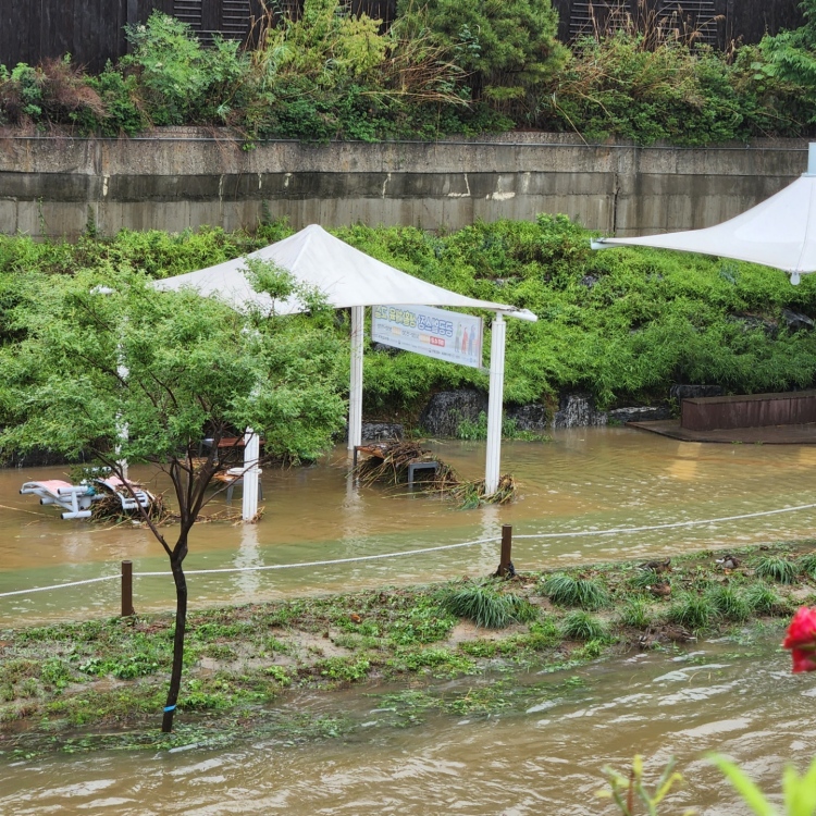 이미지 클릭 ▶ 봉림교, 벤치까지 덮친 빗물.
